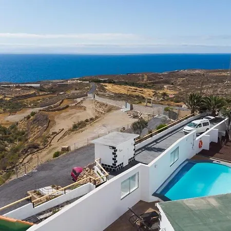 House With Free Wi-Fi In A Shared Farm, Bbq, Community Pool In Tenerife
