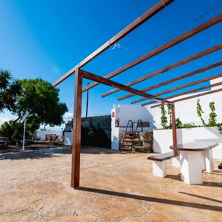 House With Free Wi-Fi In A Shared Farm, Bbq, Community Pool In Tenerife *